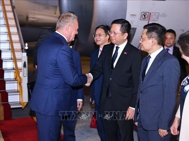 Lễ đ&oacute;n Thủ tướng Cộng h&ograve;a Ba Lan Donald Tusk tại s&acirc;n bay Quốc tế Nội B&agrave;i (H&agrave; Nội). Ảnh: Minh Đức/TTXVN