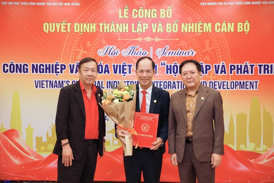 Nhà báo Nguyễn Quang Hải - Viện trưởng Viện Nghiên cứu và Phát triển Công nghiệp Văn hóa Châu Á (AICIRD) nhận quyết định và hoa chúc mừng Nhà báo Nguyễn Quang Hải - Viện trưởng Viện Nghiên cứu và Phát triển Công nghiệp Văn hóa Châu Á (AICIRD) nhận quyết định và hoa chúc mừng
