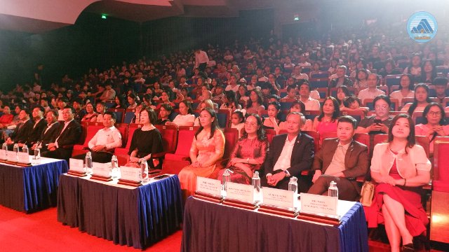 Đại biểu tham dự chương trình hòa nhạc. Đại biểu tham dự chương trình hòa nhạc.