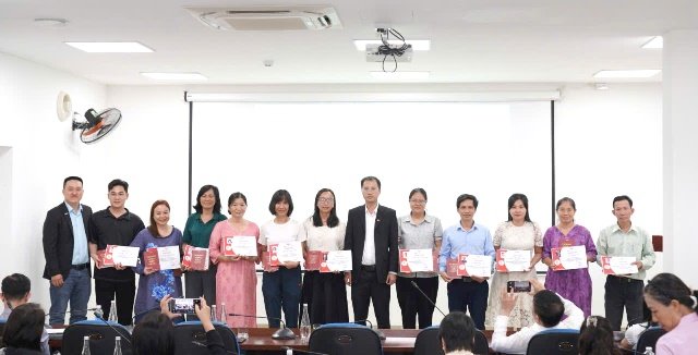 Ban tổ chức trao chứng nhận hoàn thành khóa tập huấn cho các học viên. Ảnh: Cổng thông tin Khởi nghiệp đổi mới sáng tạo Đà Nẵng. Ban tổ chức trao chứng nhận hoàn thành khóa tập huấn cho các học viên. Ảnh: Cổng thông tin Khởi nghiệp đổi mới sáng tạo Đà Nẵng.