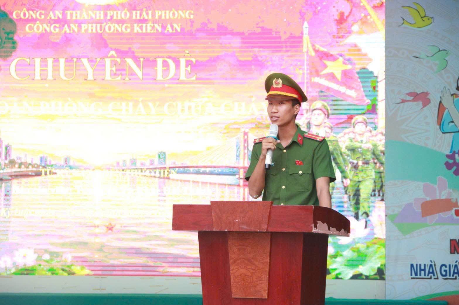 Đồng chí Vũ Khắc Hải Thành - Cán bộ Tổ Cảnh sát khu vực Công an phường tuyên truyền các nội dung về PCCC cho các em học sinh Đồng chí Vũ Khắc Hải Thành - Cán bộ Tổ Cảnh sát khu vực Công an phường tuyên truyền các nội dung về PCCC cho các em học sinh