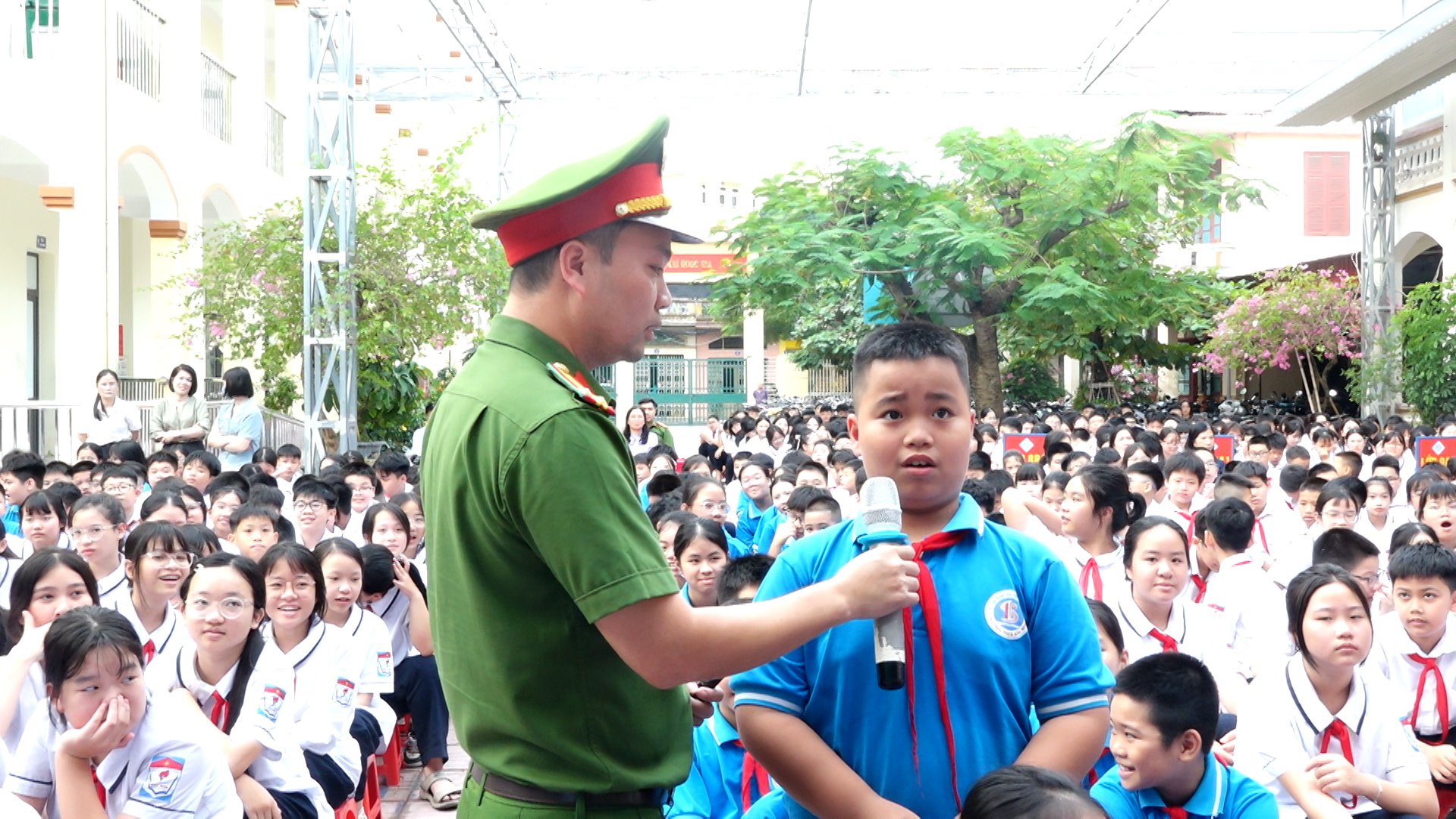 Các em học sinh nghe tuyên truyền và trao đổi những nội dung được tuyên truyền Các em học sinh nghe tuyên truyền và trao đổi những nội dung được tuyên truyền
