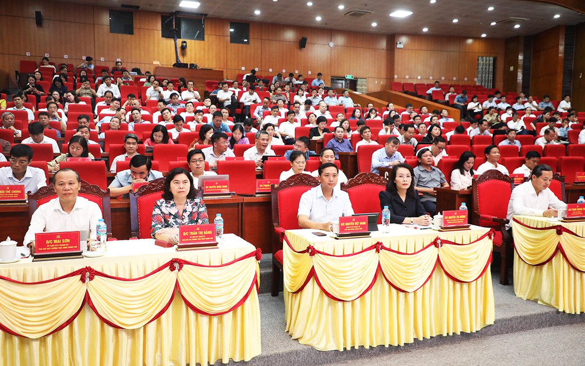 Quang cảnh hội nghị tại điểm cầu Trung tâm Hội nghị thành phố. Quang cảnh hội nghị tại điểm cầu Trung tâm Hội nghị thành phố.