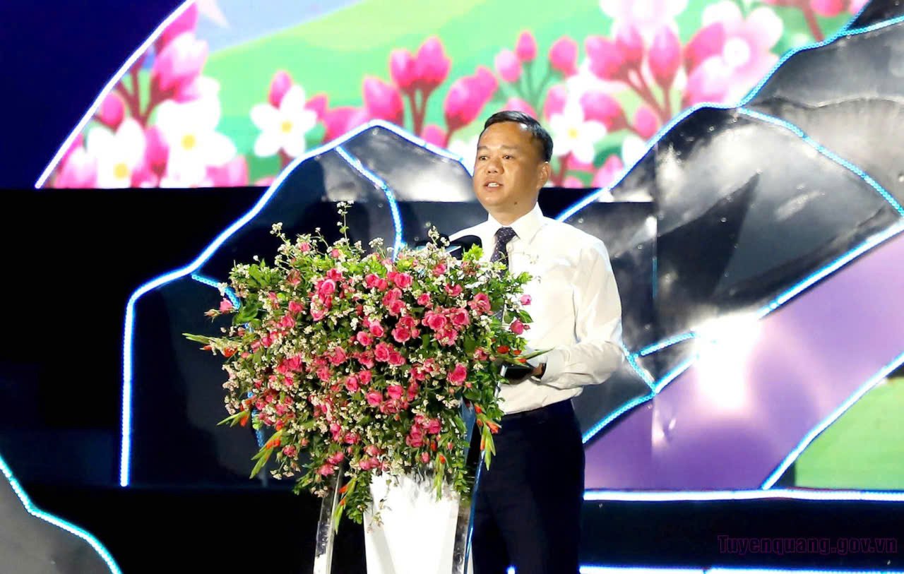 Ông Đỗ Hùng Đức, Phó Chủ tịch Ủy ban nhân dân tỉnh Tuyên Quang phát biểu tại Lễ hội Hoa tam giác mạch. Ông Đỗ Hùng Đức, Phó Chủ tịch Ủy ban nhân dân tỉnh Tuyên Quang phát biểu tại Lễ hội Hoa tam giác mạch.