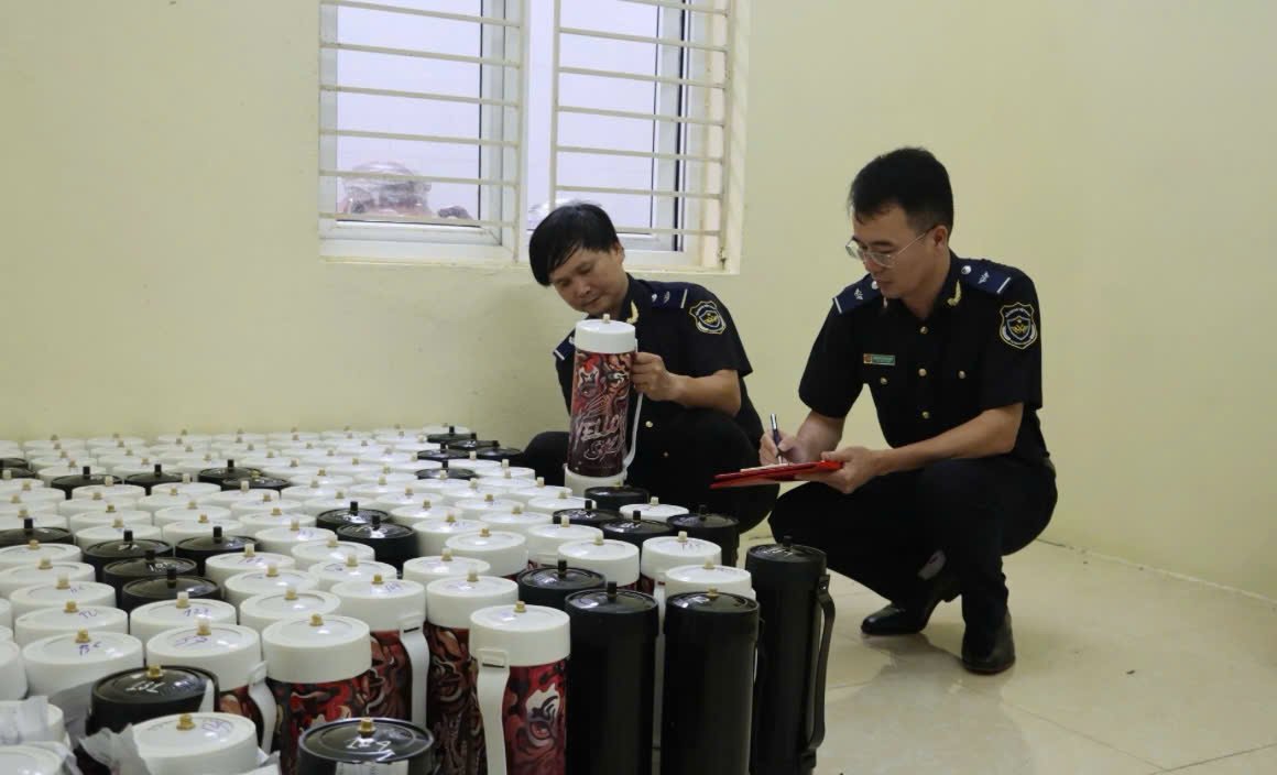 Cán bộ Hải quan thực hiện công tác kiểm tra, giám sát hàng hóa. (Ảnh: Hải quan) Cán bộ Hải quan thực hiện công tác kiểm tra, giám sát hàng hóa. (Ảnh: Hải quan)