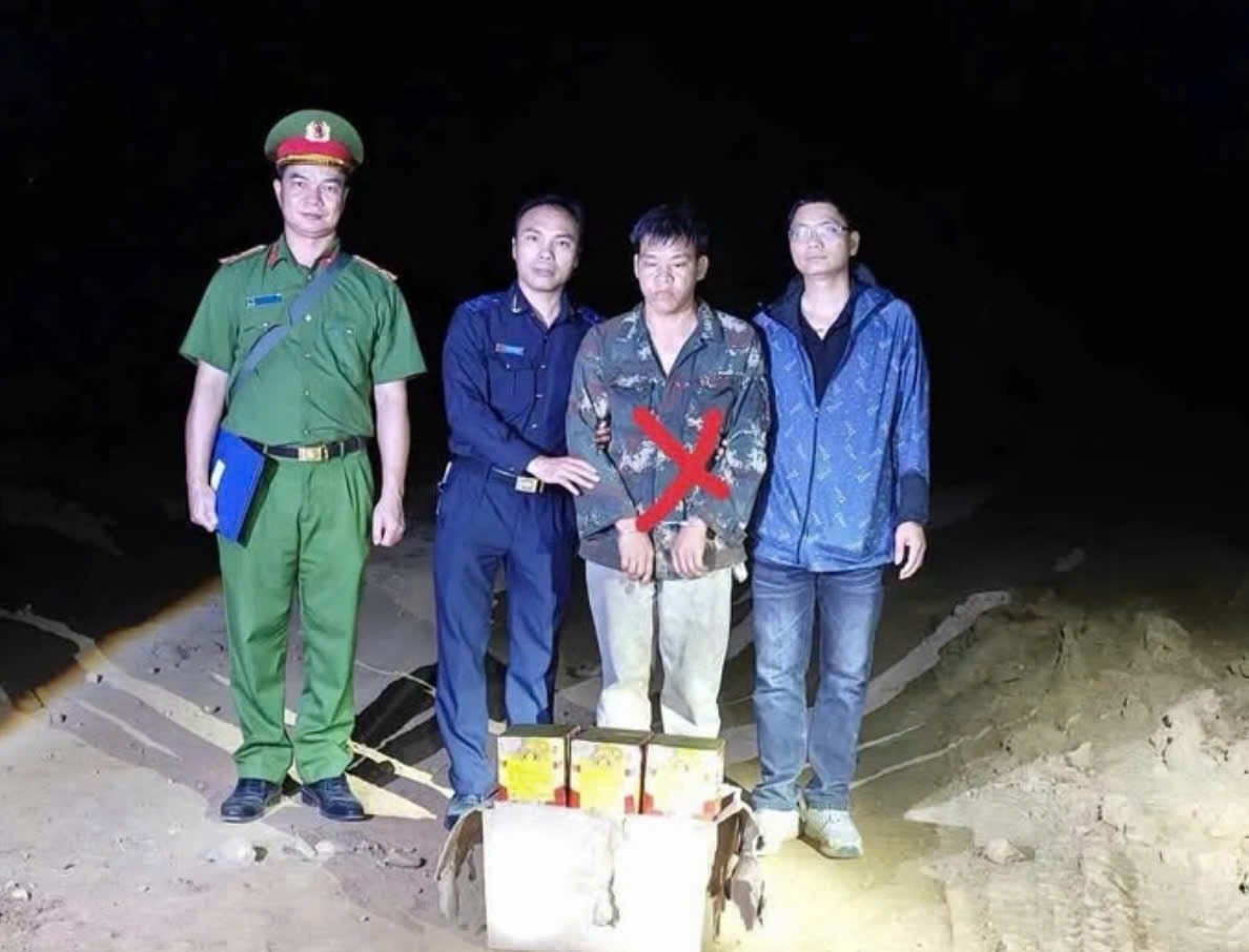 Lực lượng chức năng bắt giữ đối tượng H.V.D. cùng tang vật liên quan đến vụ việc. (Ảnh: Hải quan khu vực XVI) Lực lượng chức năng bắt giữ đối tượng H.V.D. cùng tang vật liên quan đến vụ việc. (Ảnh: Hải quan khu vực XVI)