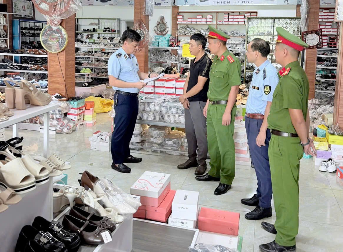 Đội QLTT số 5 phối hợp với Công an xã Bình Nguyên kiểm tra cơ sở kinh doanh trên địa bàn. (Ảnh: Chi cục QLTT Hưng Yên) Đội QLTT số 5 phối hợp với Công an xã Bình Nguyên kiểm tra cơ sở kinh doanh trên địa bàn. (Ảnh: Chi cục QLTT Hưng Yên)