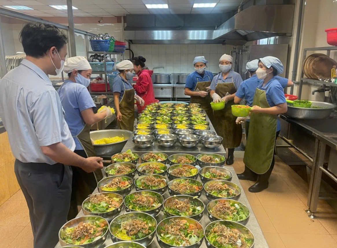 Ảnh minh họa công tác bảo đảm an toàn thực phẩm tại các cơ sở giáo dục. (Ảnh minh hoạ: VGP) Ảnh minh họa công tác bảo đảm an toàn thực phẩm tại các cơ sở giáo dục. (Ảnh minh hoạ: VGP)