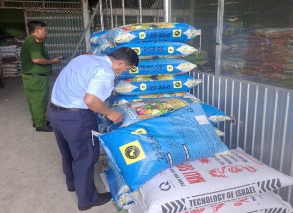 Lực lượng phối hợp tỉnh Vĩnh Long kiểm tra h&agrave;ng h&oacute;a tại cơ sở kinh doanh. Ảnh: Chi Cục QLTT tỉnh Vĩnh Long