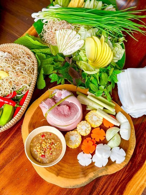 Phần thịt được chọn sao cho nạc và mỡ cân đối, luộc vừa chín để giữ độ ngọt, rồi thái lát. Phần thịt được chọn sao cho nạc và mỡ cân đối, luộc vừa chín để giữ độ ngọt, rồi thái lát.