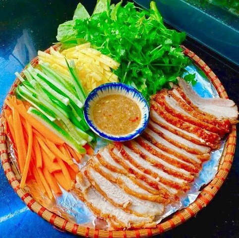 Đáng chú ý là kiểu thịt “hai đầu da”, thường được chế biến từ phần mông, đùi sau. Đáng chú ý là kiểu thịt “hai đầu da”, thường được chế biến từ phần mông, đùi sau.