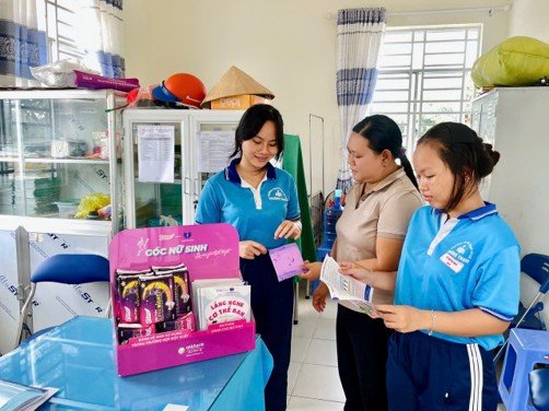 Góc nữ sinh hỗ trợ băng vệ sinh Diana trong trường hợp khẩn cấp tại phòng y tế trường học Góc nữ sinh hỗ trợ băng vệ sinh Diana trong trường hợp khẩn cấp tại phòng y tế trường học