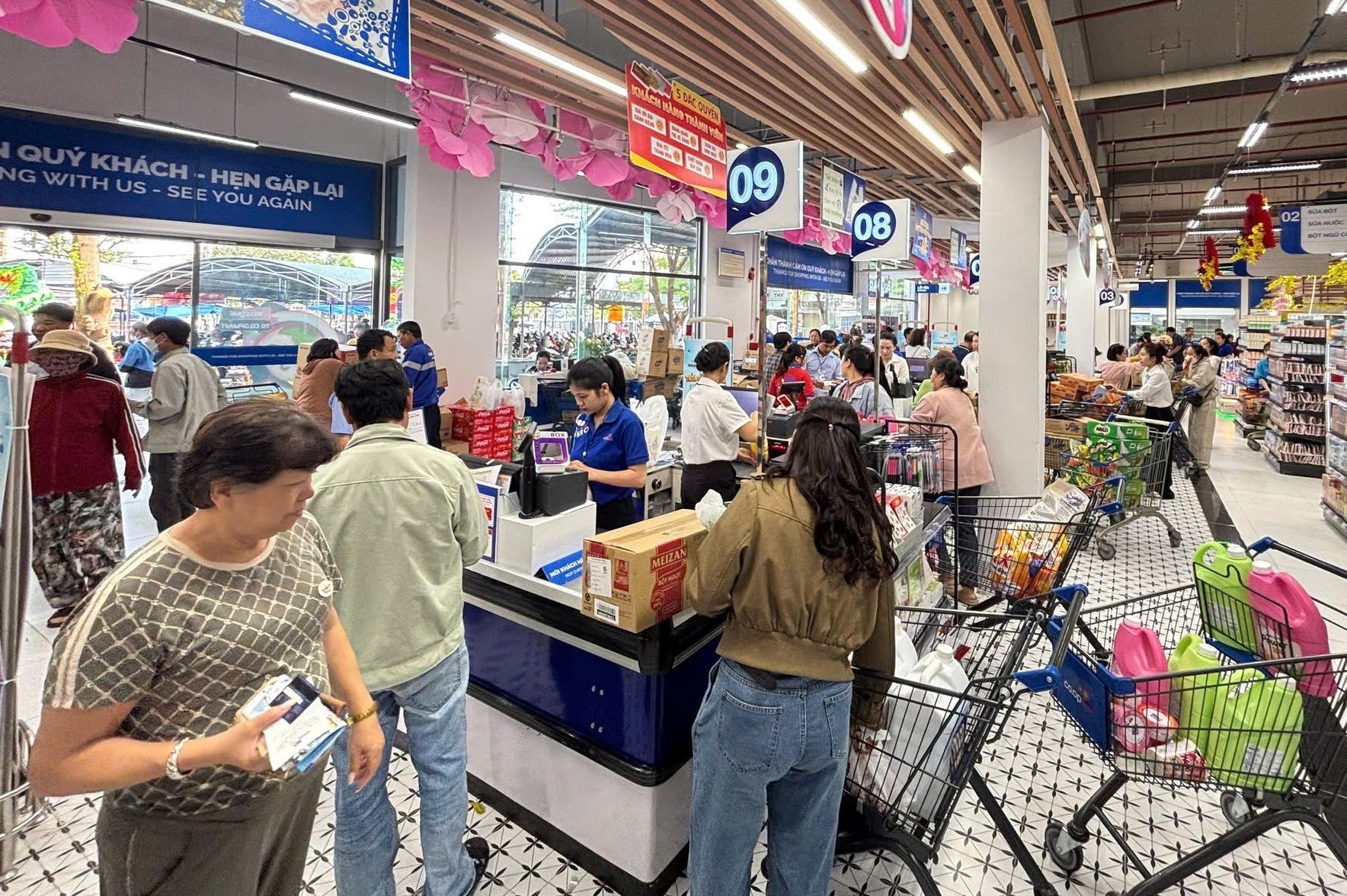 Người tiêu dùng mua sắm tại hệ thống siêu thị Lotte Mart. Ảnh: TN Người tiêu dùng mua sắm tại hệ thống siêu thị Lotte Mart. Ảnh: TN