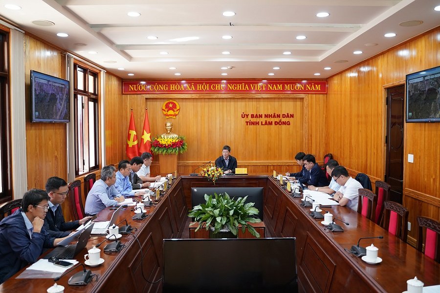 Quang cảnh buổi làm việc nghe các đơn vị liên quan báo cáo tình hình triển khai Dự án bãi đỗ xe đầu đèo Prenn và Dự án bãi đỗ xe kết hợp bến xe khu vực ngã ba Đarahoa. (Ảnh: Cổng TT Lâm Đồng) Quang cảnh buổi làm việc nghe các đơn vị liên quan báo cáo tình hình triển khai Dự án bãi đỗ xe đầu đèo Prenn và Dự án bãi đỗ xe kết hợp bến xe khu vực ngã ba Đarahoa. (Ảnh: Cổng TT Lâm Đồng)