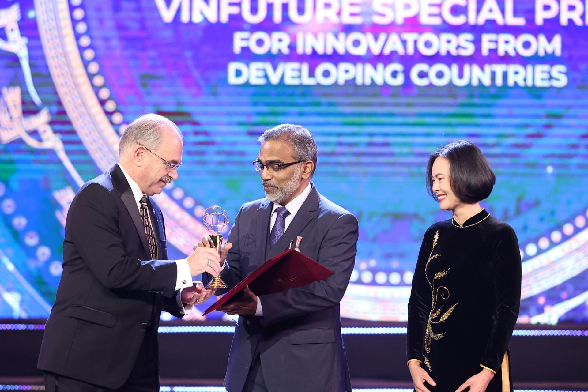 GS. Thalappil Pradeep nhận Giải Đặc biệt VinFuture 2022 dành cho Nhà khoa học đến từ các nước đang phát triển. (Ảnh: VFP) GS. Thalappil Pradeep nhận Giải Đặc biệt VinFuture 2022 dành cho Nhà khoa học đến từ các nước đang phát triển. (Ảnh: VFP)