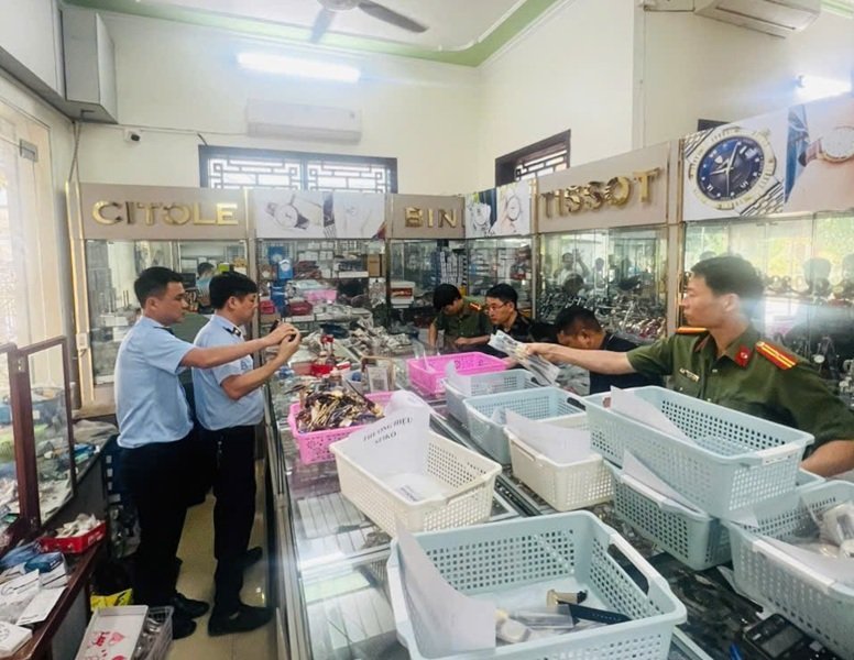 Lực lượng chức năng liên ngành tỉnh Hưng Yên tiến hành kiểm tra tại cửa hàng kinh doanh đồng hồ, kính mắt do ông Phạm Văn Đương, sinh năm 1962, làm chủ, tại thôn 12, xã Đông Hưng, tỉnh Hưng Yên. Ảnh: Bùi Tú Lực lượng chức năng liên ngành tỉnh Hưng Yên tiến hành kiểm tra tại cửa hàng kinh doanh đồng hồ, kính mắt do ông Phạm Văn Đương, sinh năm 1962, làm chủ, tại thôn 12, xã Đông Hưng, tỉnh Hưng Yên. Ảnh: Bùi Tú