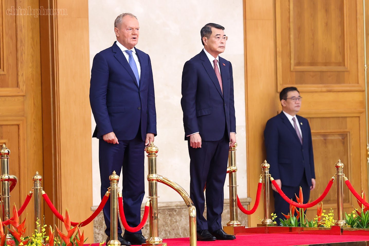 Thủ tướng L&ecirc; Minh Hưng v&agrave; Thủ tướng Donald Tusk tr&ecirc;n bục danh dự nghe Qu&acirc;n nhạc cử Quốc thiều hai nước - Ảnh: chinhphu.vn