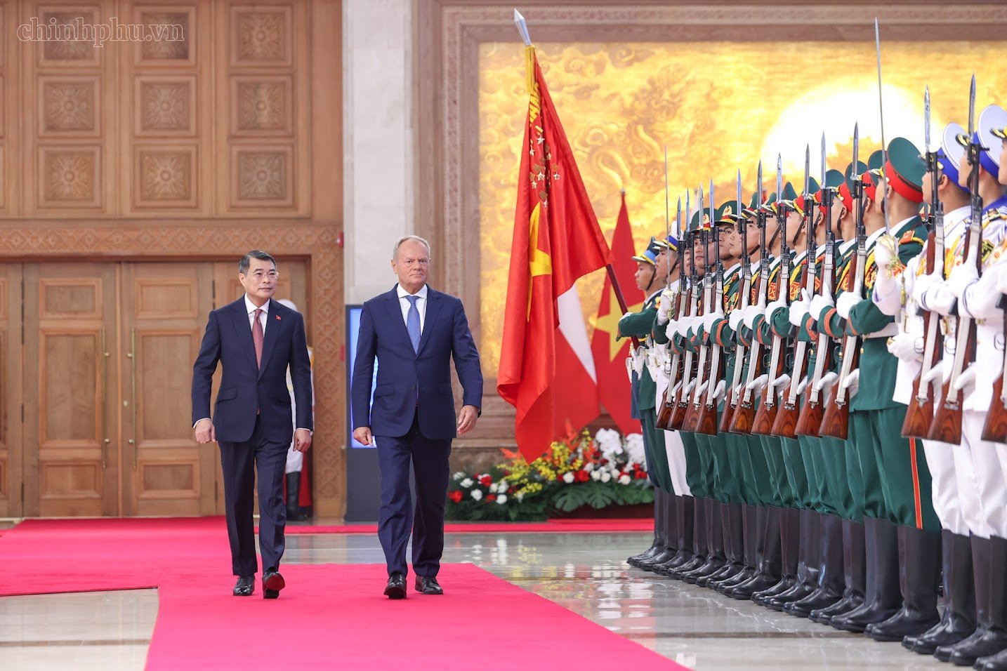 Thủ tướng L&ecirc; Minh Hưng v&agrave; Thủ tướng Donald Tusk duyệt Đội Danh dự Qu&acirc;n đội nh&acirc;n d&acirc;n Việt Nam - Ảnh: chinhphu.vn
