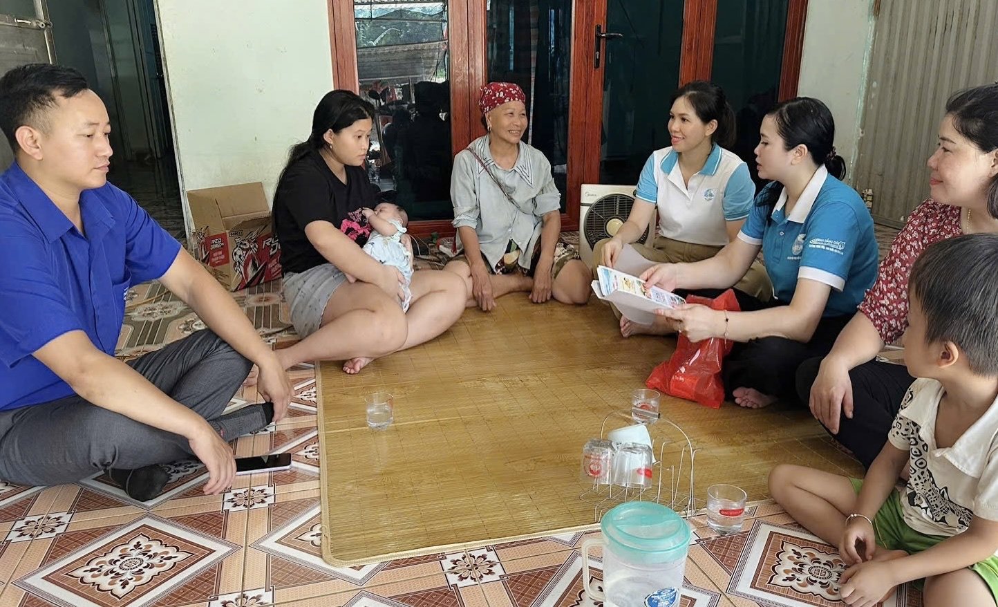 Lãnh đạo Hội, đoàn thể, Công an xã tổ chức tuyên truyền trực tiếp tại các hộ gia đình. Ảnh CTTĐT xã Bảo Yên Lãnh đạo Hội, đoàn thể, Công an xã tổ chức tuyên truyền trực tiếp tại các hộ gia đình. Ảnh CTTĐT xã Bảo Yên