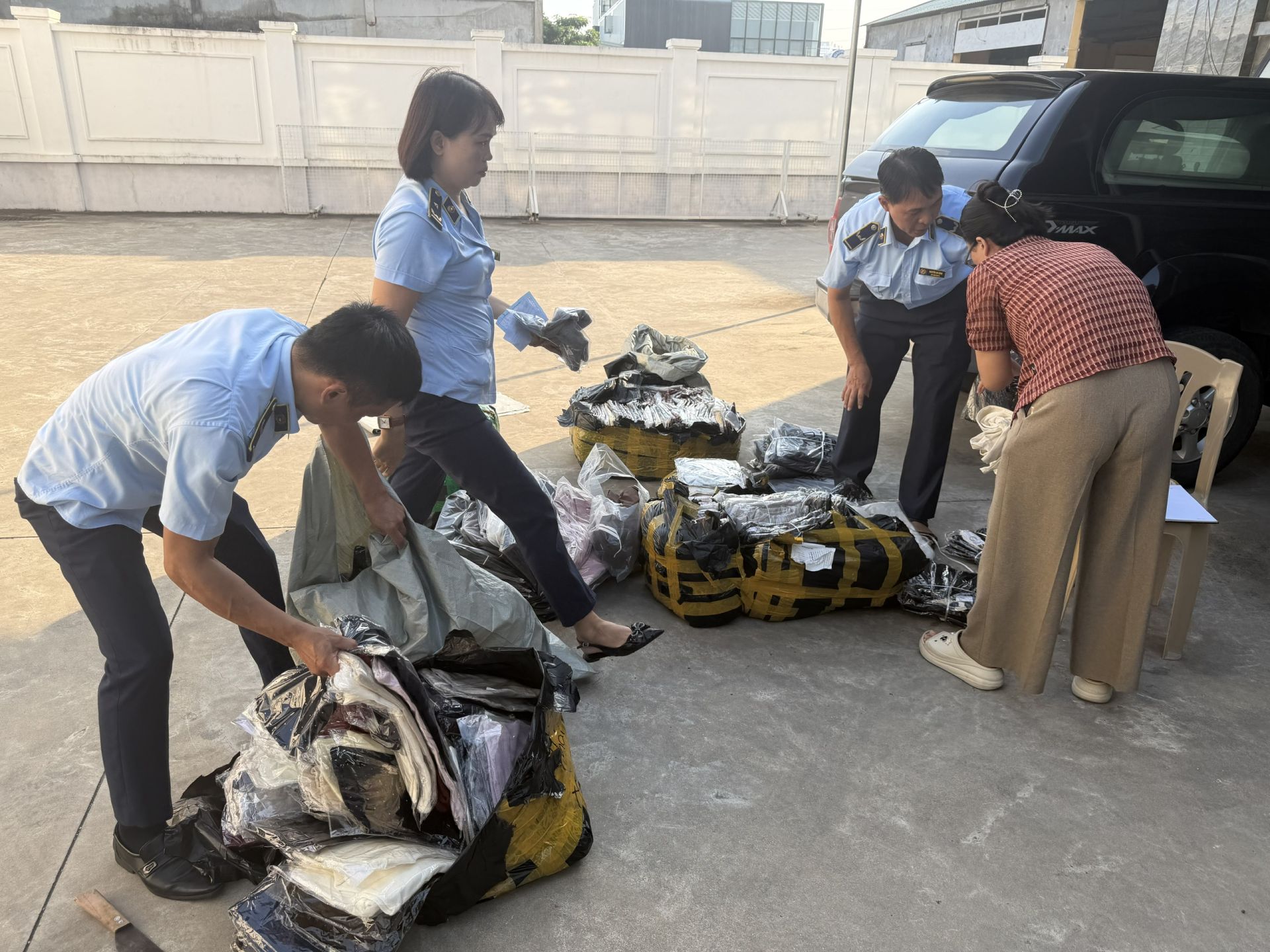 Đội Quản lý thị trường số 4, Chi cục Quản lý thị trường tỉnh Hưng Yên phối hợp, thu giữ gần 400 sản phẩm quần áo không rõ nguồn gốc xuất xứ. Ảnh: hungyen.dms.gov.vn Đội Quản lý thị trường số 4, Chi cục Quản lý thị trường tỉnh Hưng Yên phối hợp, thu giữ gần 400 sản phẩm quần áo không rõ nguồn gốc xuất xứ. Ảnh: hungyen.dms.gov.vn