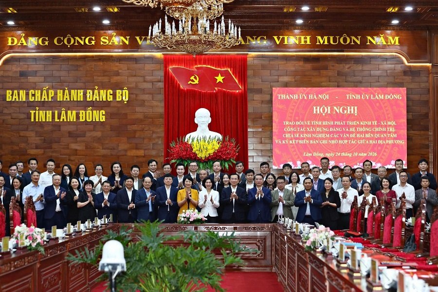 C&aacute;c đại biểu chụp h&igrave;nh lưu niệm.