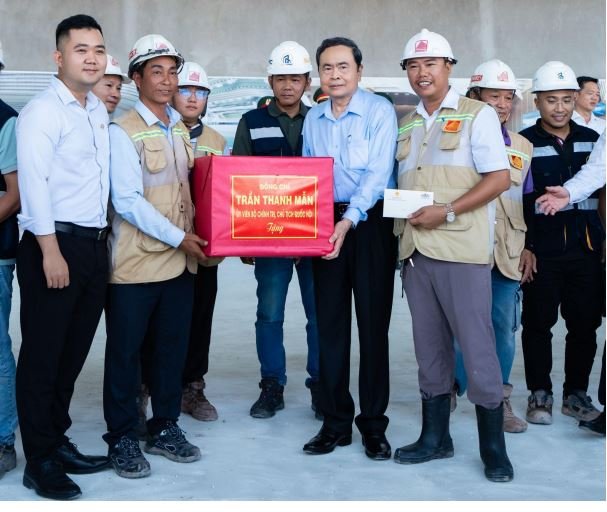 Chủ tịch Quốc hội Trần Thanh Mẫn tặng quà cho cán bộ, công nhân và kỹ sư trên công trường Trung tâm Hội nghị và Triển lãm APEC Chủ tịch Quốc hội Trần Thanh Mẫn tặng quà cho cán bộ, công nhân và kỹ sư trên công trường Trung tâm Hội nghị và Triển lãm APEC
