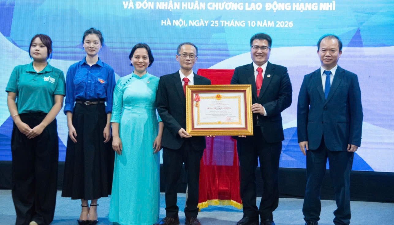 PGS.TS B&ugrave;i Ho&agrave;i Sơn, Ph&oacute; Trưởng Ban Tuy&ecirc;n gi&aacute;o Trung ương trao Hu&acirc;n chương Lao động Hạng Nh&igrave; cho Khoa Ng&ocirc;n ngữ học v&agrave; Việt Nam học. Ảnh: PV