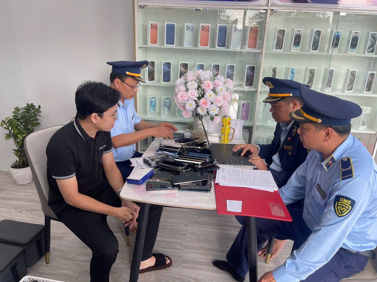 Lực lượng Quản l&yacute; thị trường kiểm tra điện thoại di động đ&atilde; qua sử dụng kh&ocirc;ng c&oacute; giấy tờ chứng minh nguồn gốc.