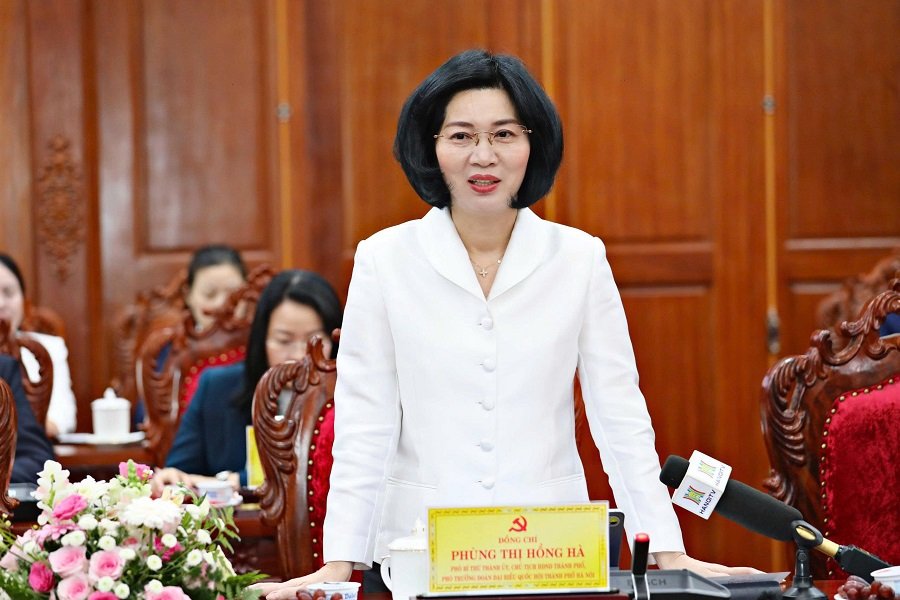 B&agrave; Ph&ugrave;ng Thị Hồng H&agrave;, Ph&oacute; B&iacute; thư Th&agrave;nh ủy, Chủ tịch HĐND TP, Ph&oacute; Trưởng Đo&agrave;n ĐBQH TP H&agrave; Nội b&agrave;y tỏ niềm phấn khởi, ấm &aacute;p trước sự đ&oacute;n tiếp nồng hậu đối với Đo&agrave;n c&ocirc;ng t&aacute;c khi đến thăm, l&agrave;m việc tại L&acirc;m Đồng.