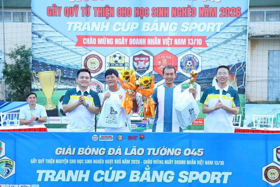 Ban tổ chức giải tặng hoa, kỷ niệm chương và quà cho 2 cầu thủ 62 và 63 tuổi tham gia giải đấu Ban tổ chức giải tặng hoa, kỷ niệm chương và quà cho 2 cầu thủ 62 và 63 tuổi tham gia giải đấu