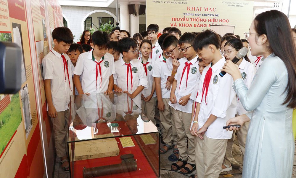 Học sinh Trường Tiểu học và Trung học cơ sở Hoàng Hoa Thám tham quan, nghe thuyết minh về truyền thống hiếu học khoa bảng Bắc Ninh. Học sinh Trường Tiểu học và Trung học cơ sở Hoàng Hoa Thám tham quan, nghe thuyết minh về truyền thống hiếu học khoa bảng Bắc Ninh.