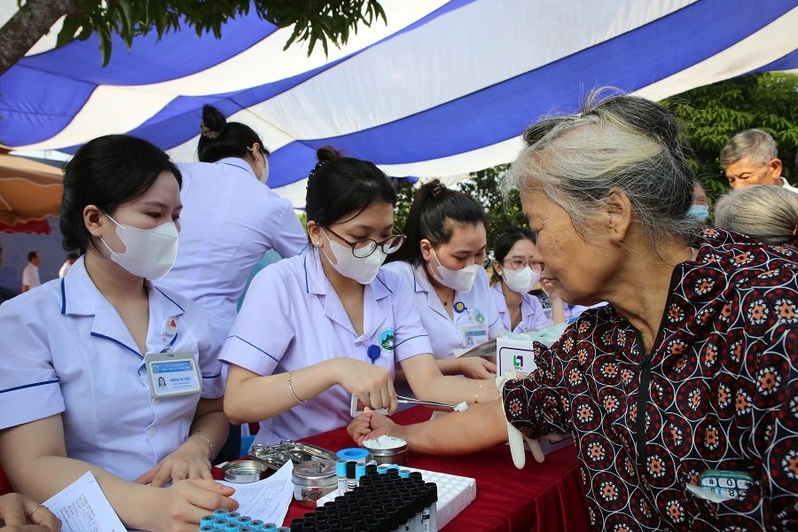 Hơn 1.000 người d&acirc;n x&atilde; Đức Quang được kh&aacute;m s&agrave;ng lọc miễn ph&iacute; c&aacute;c nguy cơ ph&ograve;ng chống đột quỵ v&agrave; cấp thuốc miễn ph&iacute;