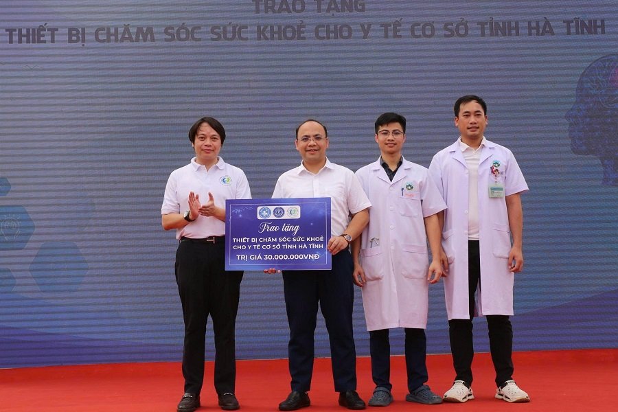 Đại diện Hội Thầy thuốc trẻ Việt Nam trao thiết bị y tế trị gi&aacute; 30 triệu đồng cho cho Hội Thầy thuốc trẻ H&agrave; Tĩnh v&agrave; Trạm Y tế x&atilde; Đức Quang