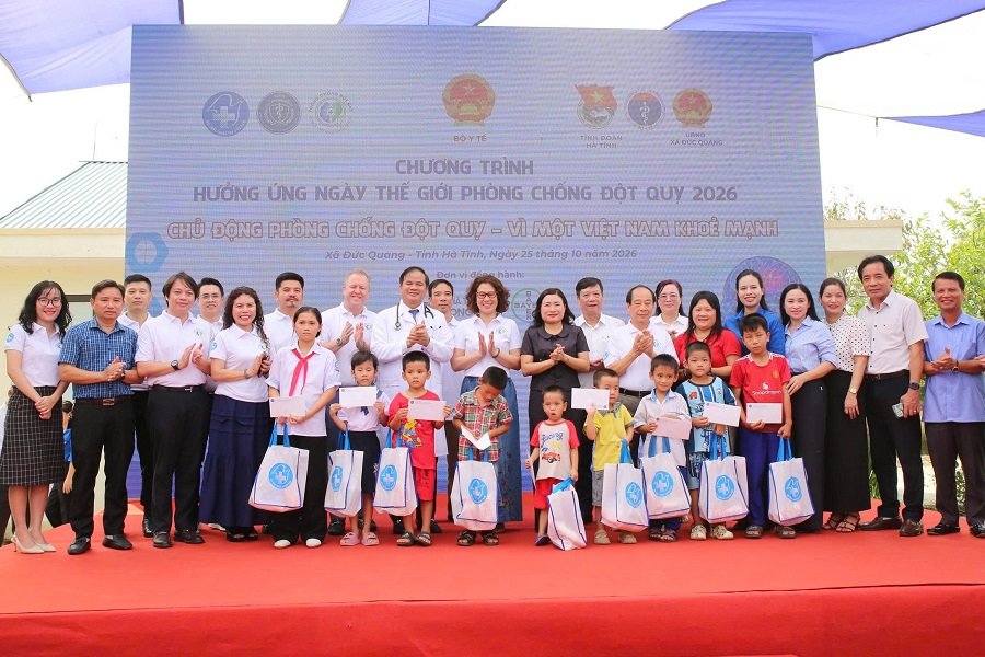 Ban tổ chức c&ugrave;ng đại biểu tham dự tặng qu&agrave; cho c&aacute;c gia đ&igrave;nh ch&iacute;nh s&aacute;ch, người cao tuổi v&agrave; trẻ em c&oacute; ho&agrave;n cảnh kh&oacute; khăn