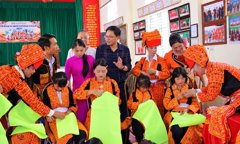 L&atilde;nh đạo UBND x&atilde; Tuấn Đạo thăm v&agrave; động vi&ecirc;n c&aacute;c ch&aacute;u học sinh tham gia lớp học th&ecirc;u.