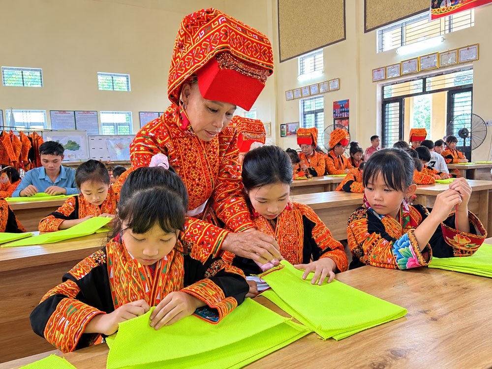 Trẻ em th&ocirc;n Đ&aacute; Bờ học th&ecirc;u.