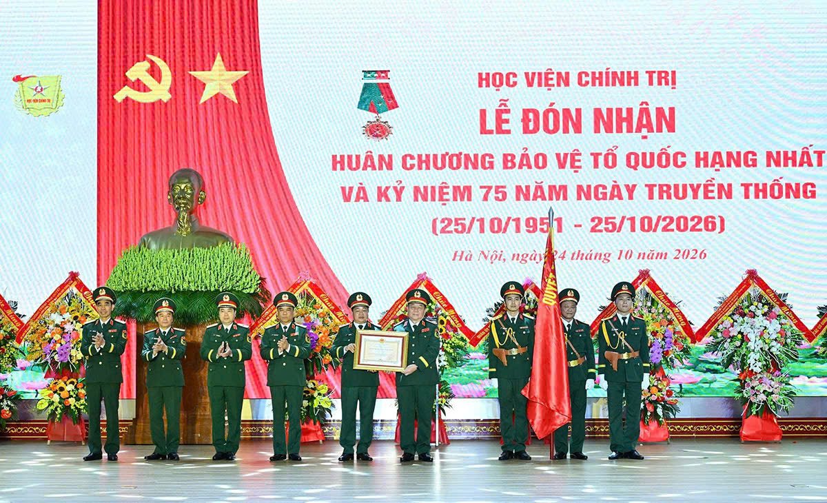 Thừa ủy quyền của Chủ tịch nước, Đại tướng Nguyễn Trọng Nghĩa, Ủy vi&ecirc;n Bộ Ch&iacute;nh trị, B&iacute; thư Trung ương Đảng, Ủy vi&ecirc;n Thường vụ Qu&acirc;n ủy Trung ương, Chủ nhiệm Tổng cục Ch&iacute;nh trị QĐND Việt Nam trao Hu&acirc;n chương Bảo vệ Tổ quốc hạng Nhất tặng Học viện Ch&iacute;nh trị, th&aacute;ng 10/2026.