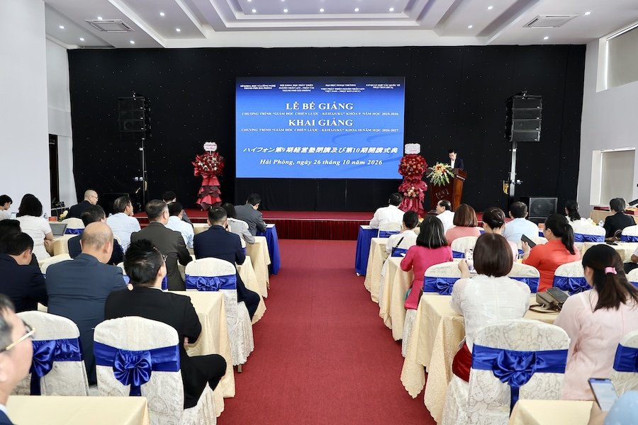 Quang cảnh lễ bế giảng. Quang cảnh lễ bế giảng.