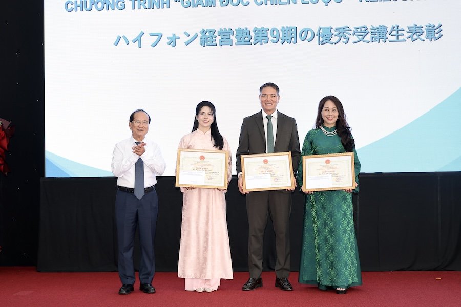 Trao giấy khen cho các học viên có thành tích xuất sắc khoá 9. Trao giấy khen cho các học viên có thành tích xuất sắc khoá 9.