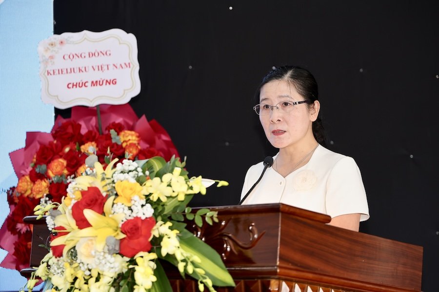 Đồng chí Phạm Thị Sen Quỳnh, Phó Giám đốc Sở Khoa học và Công nghệ thành phố công bố quyết định thành lập lớp Giám đốc chiến lược khoá 10. Đồng chí Phạm Thị Sen Quỳnh, Phó Giám đốc Sở Khoa học và Công nghệ thành phố công bố quyết định thành lập lớp Giám đốc chiến lược khoá 10.