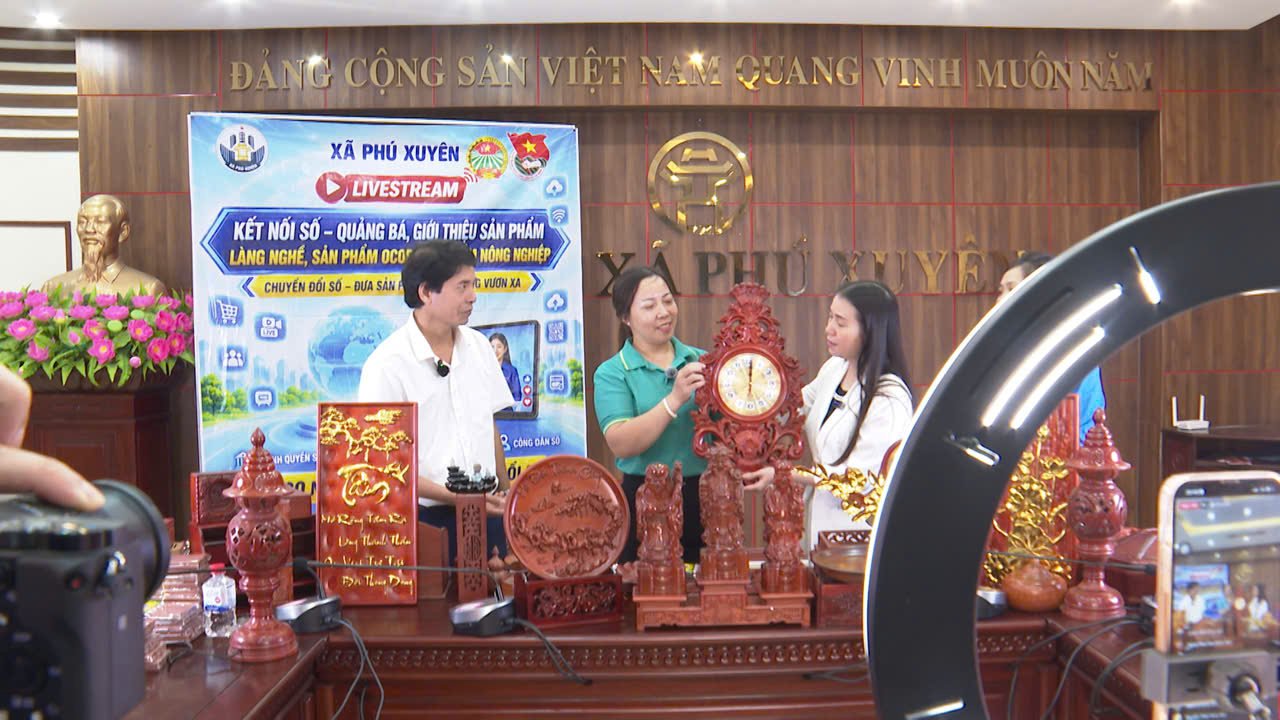 Xã Phú Xuyên tổ chức livestream quảng bá, giới thiệu sản phẩm làng nghề. Xã Phú Xuyên tổ chức livestream quảng bá, giới thiệu sản phẩm làng nghề.