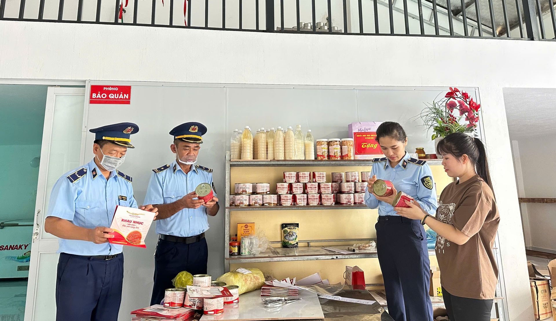 Đội Quản l&yacute; thị trường số 7 Lạng Sơn kiểm tra cơ sở sản xuất sản phẩm thực phẩm kh&acirc;u nhục được sản xuất tại địa b&agrave;n Thất Kh&ecirc; v&agrave; Tr&agrave;ng Định.