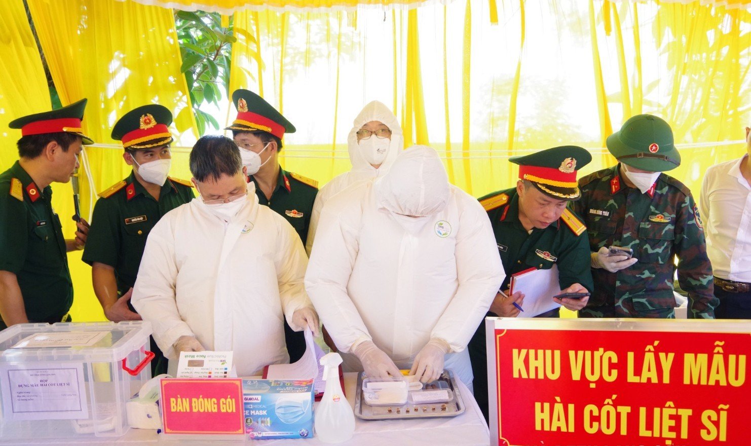 Lực lượng chức năng lấy mẫu sinh phẩm h&agrave;i cốt liệt sĩ chưa x&aacute;c định danh t&iacute;nh để gi&aacute;m định ADN