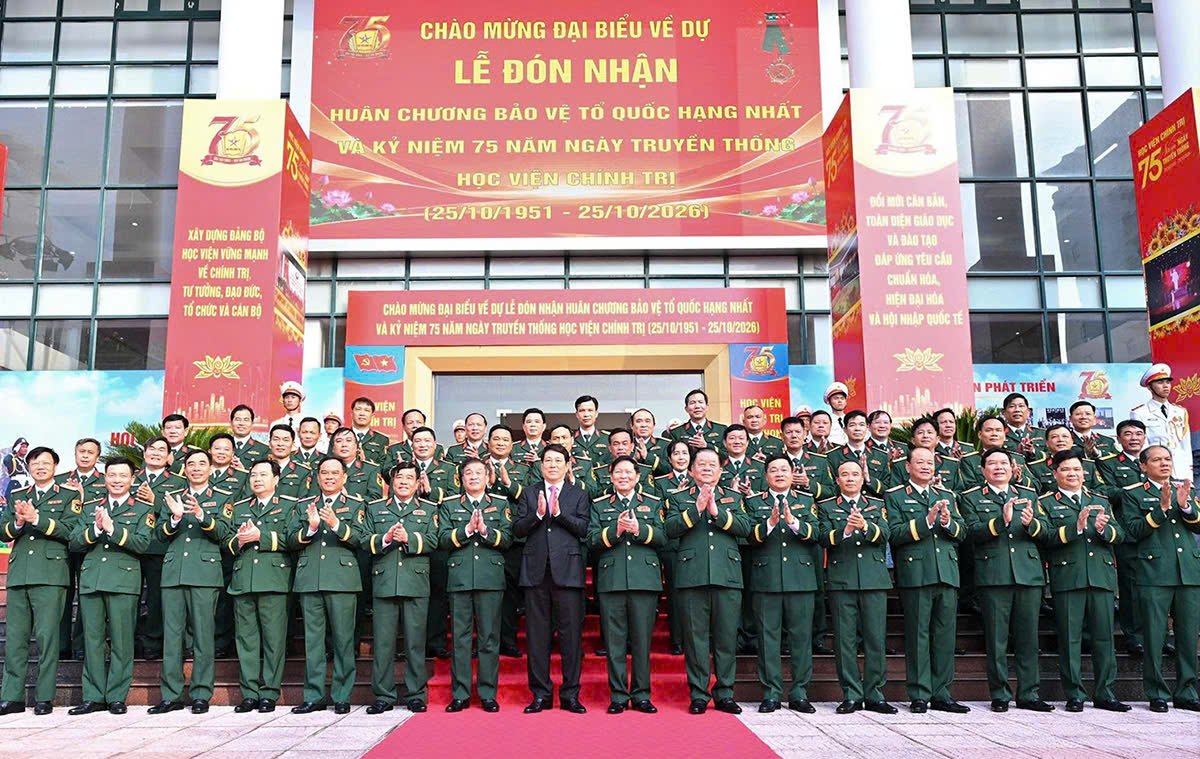 C&aacute;c đồng ch&iacute; l&atilde;nh đạo, nguy&ecirc;n l&atilde;nh đạo Đảng, Nh&agrave; nước, Qu&acirc;n đội chụp ảnh chung với c&aacute;c đại biểu tham dự buổi lễ.