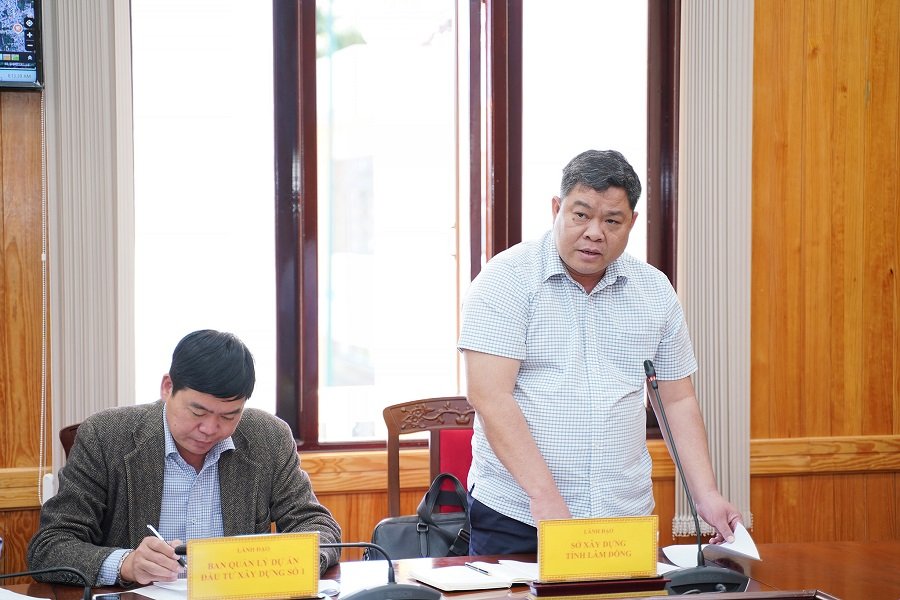 Lãnh đạo Sở Xây dựng báo cáo tại buổi làm việc. Lãnh đạo Sở Xây dựng báo cáo tại buổi làm việc.