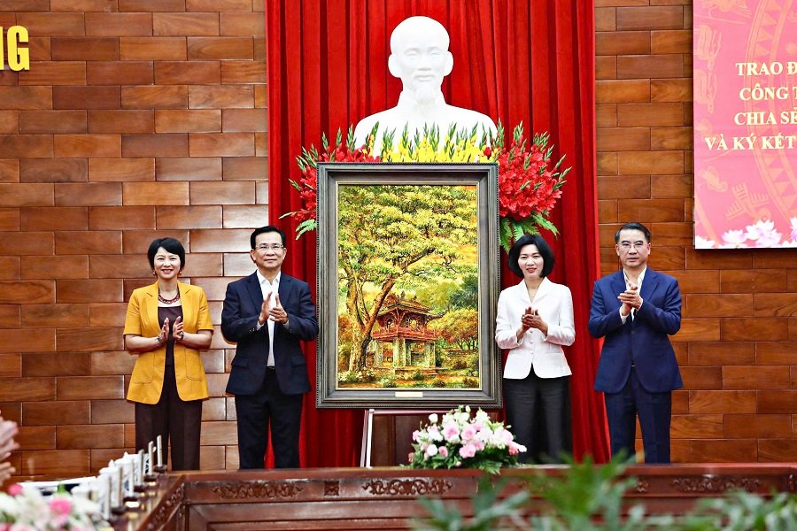 L&atilde;nh đạo Th&agrave;nh uỷ H&agrave; Nội tặng qu&agrave; lưu niệm đến l&atilde;nh đạo Tỉnh uỷ L&acirc;m Đồng.