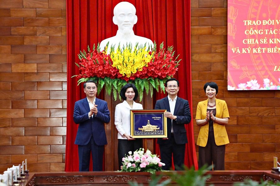 L&atilde;nh đạo Tỉnh uỷ L&acirc;m Đồng tặng qu&agrave; lưu niệm đến l&atilde;nh đạo Th&agrave;nh uỷ H&agrave; Nội.