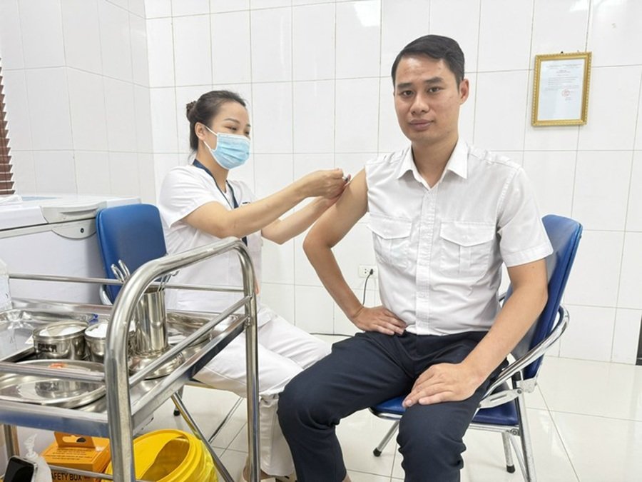 Ti&ecirc;m chủng, nhận biết sớm dấu hiệu cảnh b&aacute;o v&agrave; xử tr&iacute; đ&uacute;ng khi tiếp x&uacute;c gần l&agrave; những biện ph&aacute;p quan trọng gi&uacute;p ph&ograve;ng ngừa bệnh n&atilde;o m&ocirc; cầu. Ảnh SYT