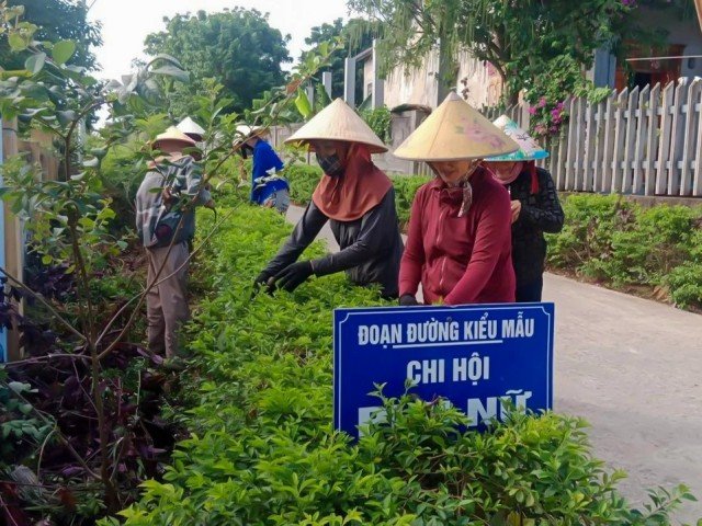 Phụ nữ x&atilde; Trường Ph&uacute; chăm s&oacute;c đoạn đường kiểu mẫu