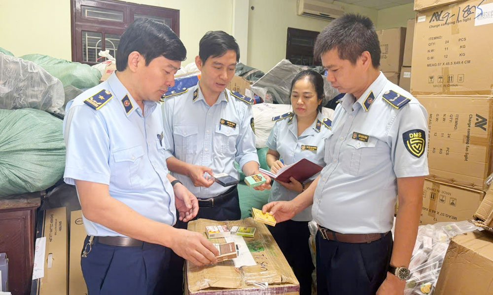 Lực lượng Quản l&yacute; thị trường th&agrave;nh phố Bắc Ninh kiểm tra tang vật thuốc l&aacute; do nước ngo&agrave;i sản xuất c&oacute; dấu hiệu vi phạm ở cửa h&agrave;ng kinh doanh thuốc l&aacute; Quang Bếu, phường Đồng Nguy&ecirc;n.